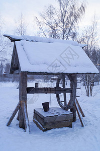 冬天下雪天冬村里的木井图片