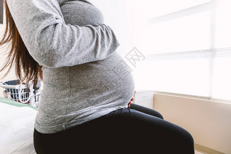 在医院进行产前检查的孕妇接受产图片