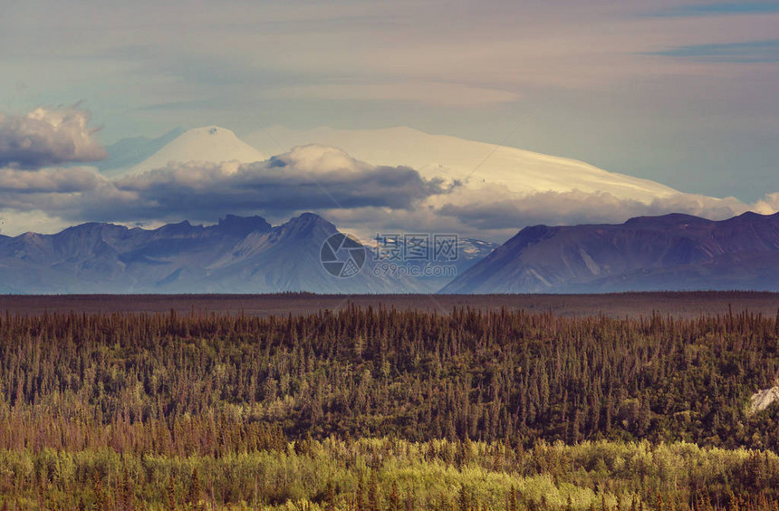 风景如画的群山之中阿拉斯加图片