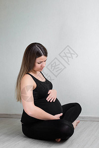 等待婴儿的孕妇的Pj图片