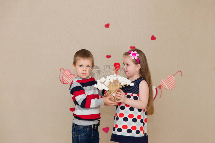 美丽的男孩和女孩的心背景上两个孩子正在为情人节图片