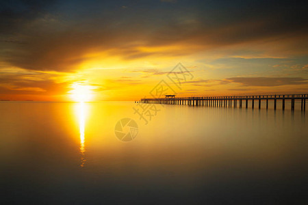 日落时入海的木桥背景
