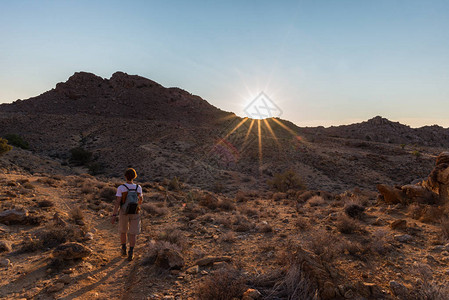 纳米比亚NamibNaukluft公园纳米布日落时在纳米布沙漠图片