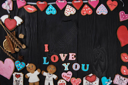 情人节的姜饼或黑木背景的婚礼主题单位图片