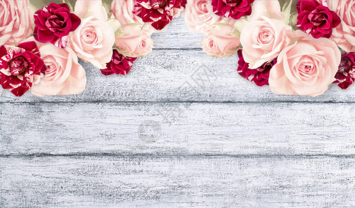 情人节或妇女节的卡片破旧的木板背景上的粉红色和红色玫瑰与文本的地图片