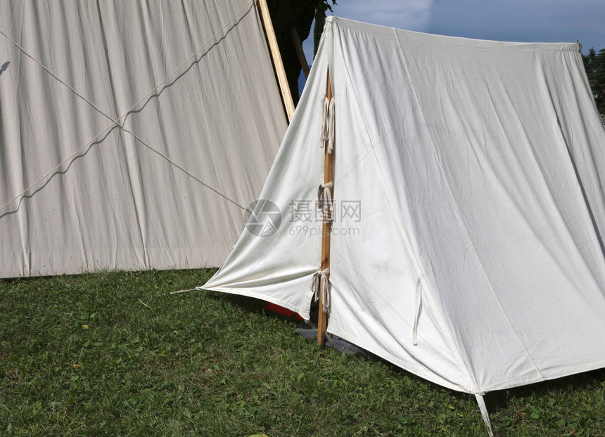 童子军营地的白色帐篷图片