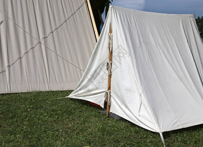 童子军营地的白色帐篷图片