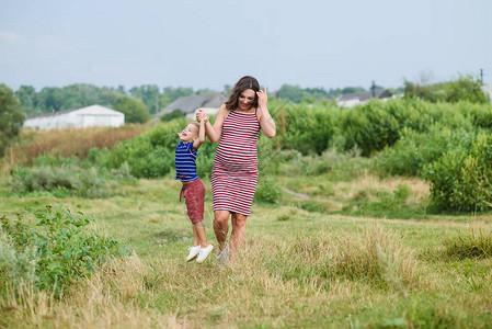 孕妇与儿子一起在农村散步图片