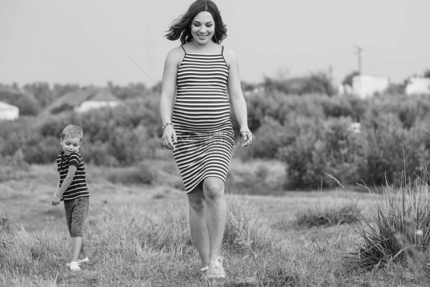 孕妇和她儿子一起在农村散步黑白相片黑图片