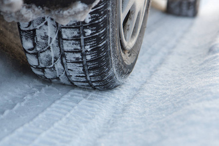 汽车轮胎在雪地里留下痕迹图片