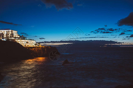 海岸和海洋的夜景图片