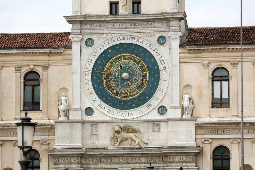 中世纪起源的钟楼建筑俯瞰意大利帕多瓦的PiazzadeiS图片