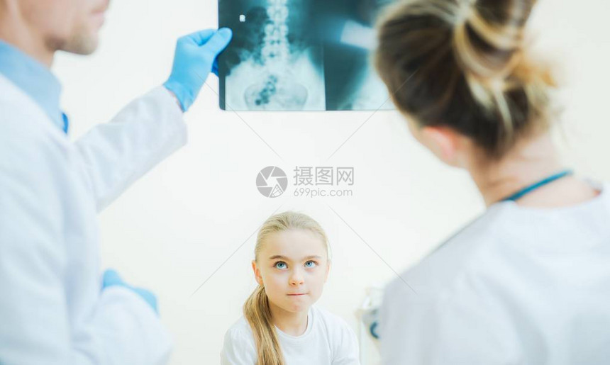 用X射线图像在两名医院生面前等待医学图片