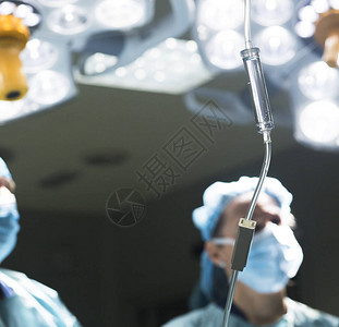 在手术室急诊室膝盖外科手术过程中手图片