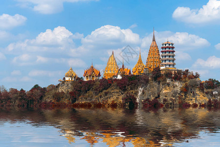 位于泰国坎沙纳布里地标山丘上的泰国寺庙和图片