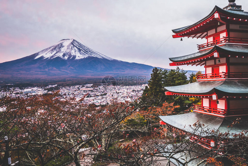 秋季日出时富士山和Chureito塔的复古色调图像Chureito宝塔位于日本富士吉田富士山图片