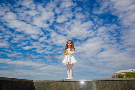 云中的小女孩小女孩走在云端图片