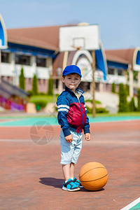 打篮球的小男孩图片