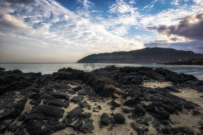 在南韩济州岛HamdeokSeoubong海滩拍摄的黑图片