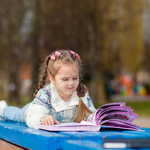 可爱的小女孩看书可爱的小女孩在花园图片