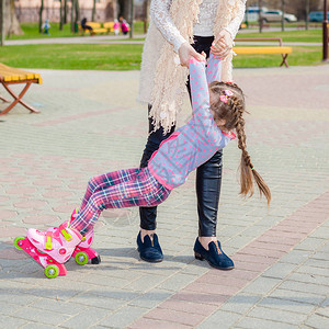 妈和女儿骑着旱冰鞋图片