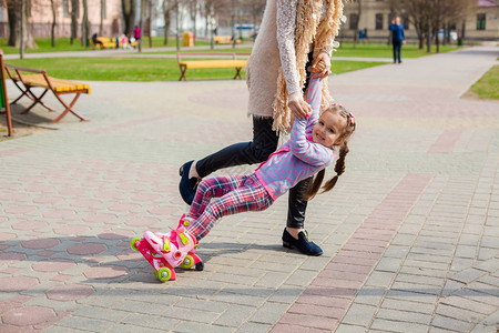 妈和女儿骑着旱冰鞋图片