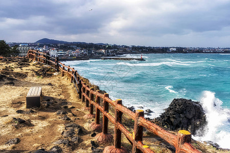 南韩济州岛海滨岸公路对岸海浪背景图片