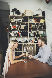 年轻快乐的情侣在浪漫约会在餐厅图片