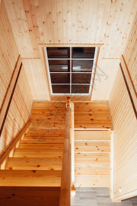 木屋内的楼梯和窗户图片