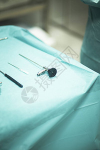 急诊室手术室手术中的外科器械操作图片