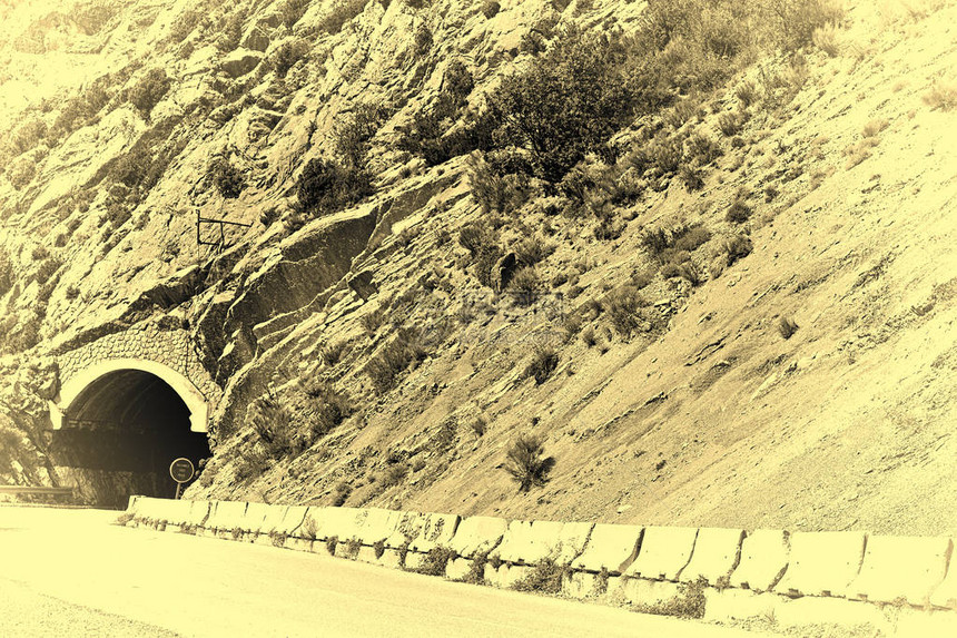 位于法国阿尔卑斯山脉高地的岩石隧道图片