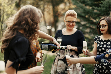 在餐厅露台喝香槟时参加庆祝活动的图片
