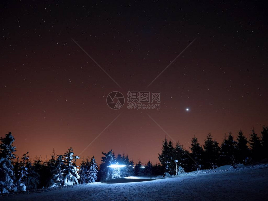 冬天山区的小屋山区的越野小径在冬天山的晚上新图片