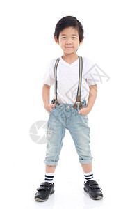身着白色T恤衫和牛仔裤的亚洲可爱儿童图片