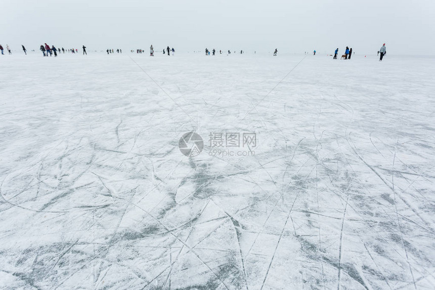 冰雪滑冰者在冰冻湖上图片