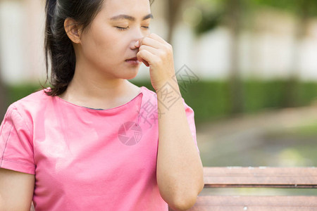 女人在花园打喷嚏图片