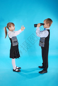 中小学生和女学生玩双筒望远镜照片图片