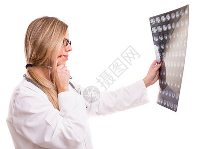 美丽的年轻医生在眼镜上看着X光孤图片