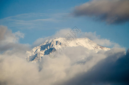 山上有雪脊在尼泊尔喜马拉雅山的安纳普尔图片