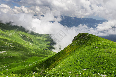 夏季或春季风景山上有绿色图片