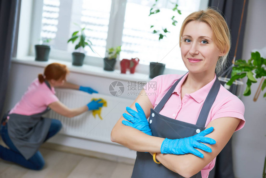 清洁服务女职工在家庭内部的图片