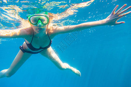 在地中海浮潜的年轻女子背景图片
