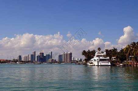 迈阿密天线的景色和从迈阿密港附近的Florida海岸内水道向西看的图片