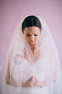 穿着白色婚纱和粉红背景面背景图片