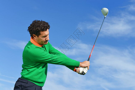 在高尔夫球场的男高尔夫挥杆图片