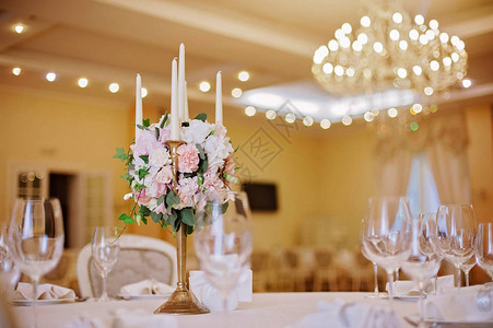 客桌在豪华装饰的婚礼图片