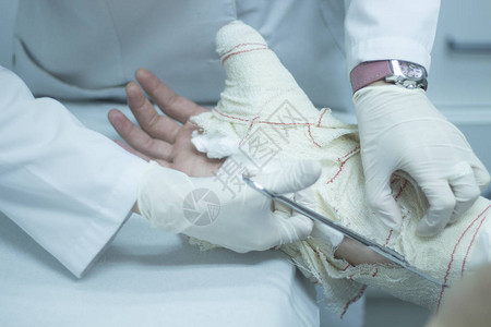 医生除去石膏和绷带给病人前臂和手腕图片