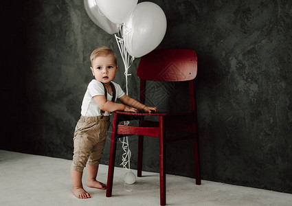 画像的可爱小男孩微笑庆祝1年生日快乐一岁欧洲小绅士玩气球图片