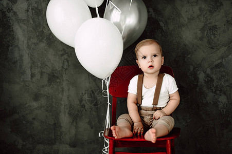 可爱的小男孩快乐微笑庆祝1岁生日的画像一岁的欧洲男孩坐在工图片