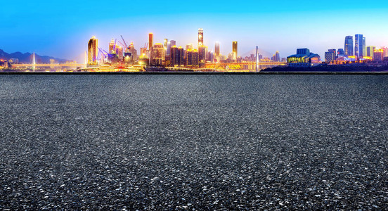城市夜景前的沥青路重庆图片